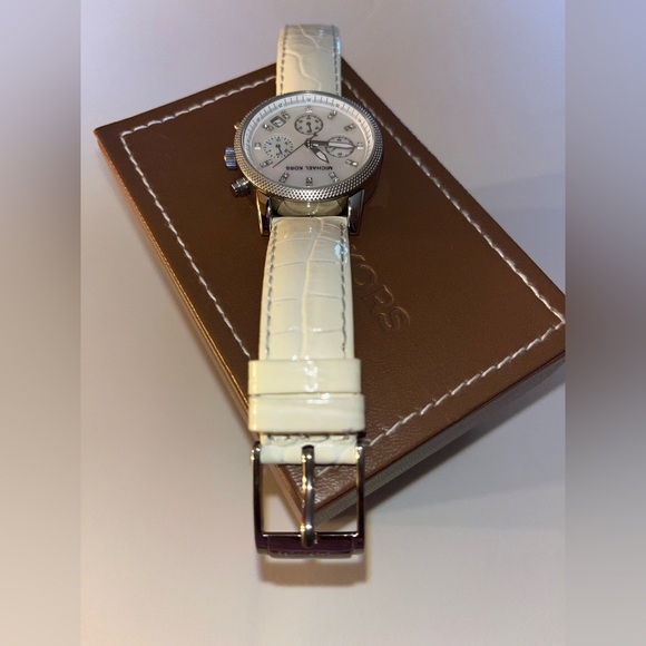 Michael Kors
Chronograph Women’s Watch - Picture 7 of 9